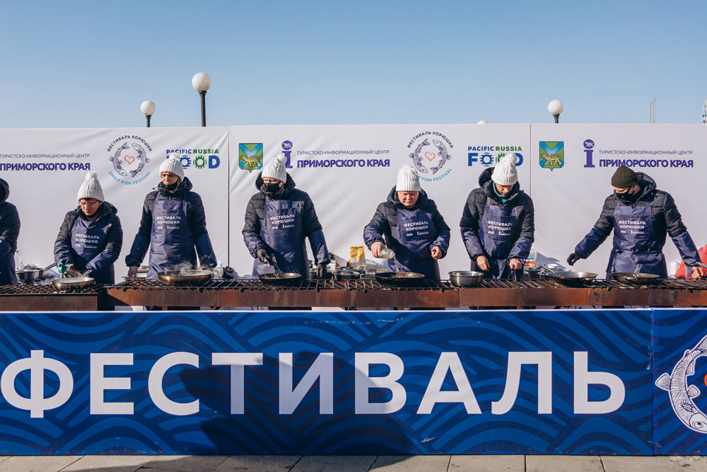 Портал приморского. Фестиваль корюшки Владивосток. Фестиваль корюшки Владивосток 2021. Фестиваль корюшки и народная рыбалка Владивосток. Праздник корюшки 2021 в СПБ.