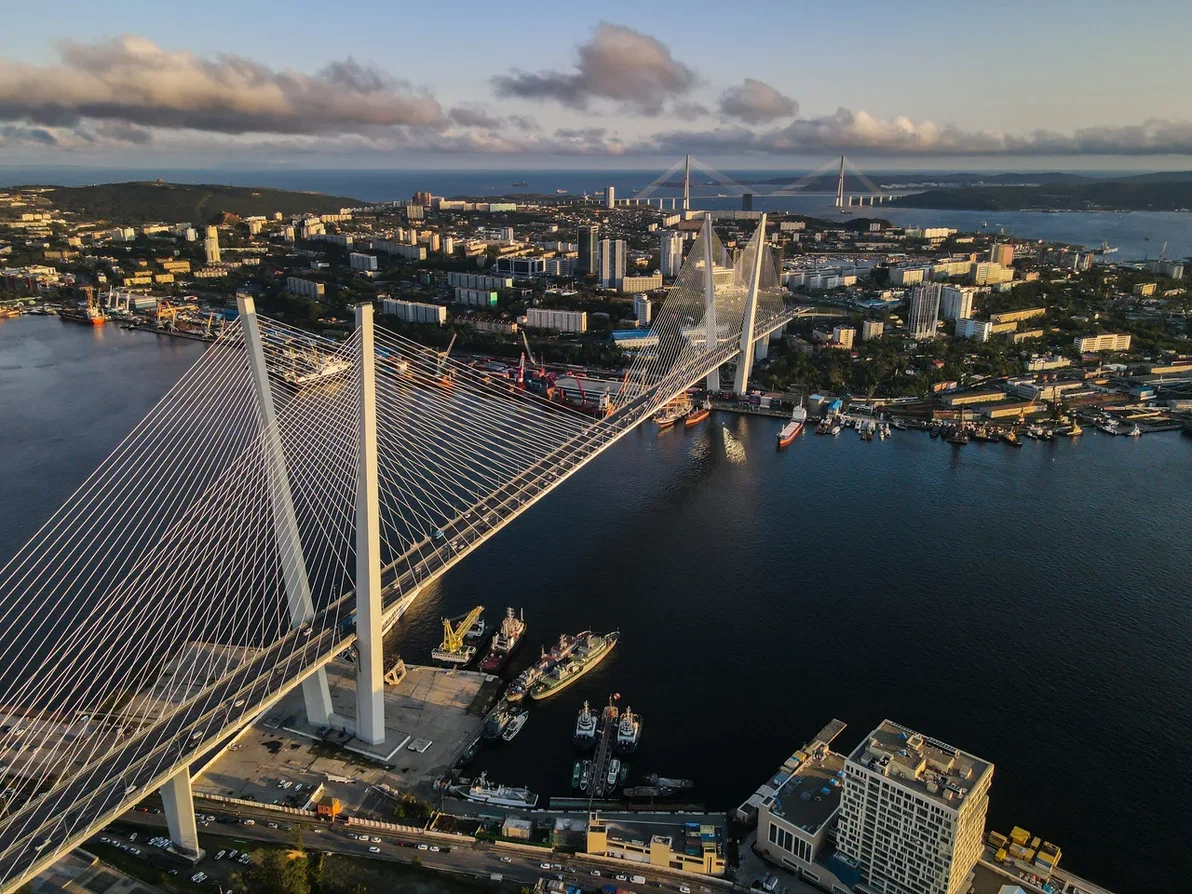 Время владивосток 2024. Вантовый мост Владивосток. Вантовый мост на остров русский во Владивостоке. Владивосток мост 2024. Золотой вантовый мост во Владивостоке.